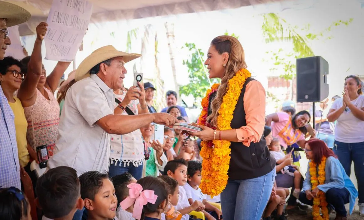 Entrega Evelyn ayuda humanitaria a damnificados en colonia de Acapulco