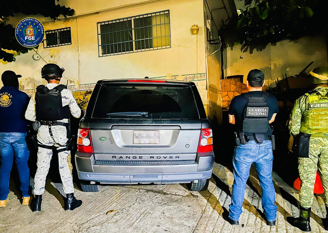 FGE asegura camioneta robada con 86 bolsas de cristal y marihuana en Acapulco