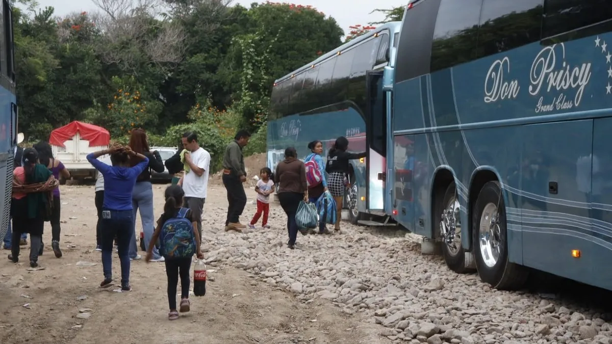 Jornaleros de Guerrero huyen a Sinaloa tras destrucción del huracán John