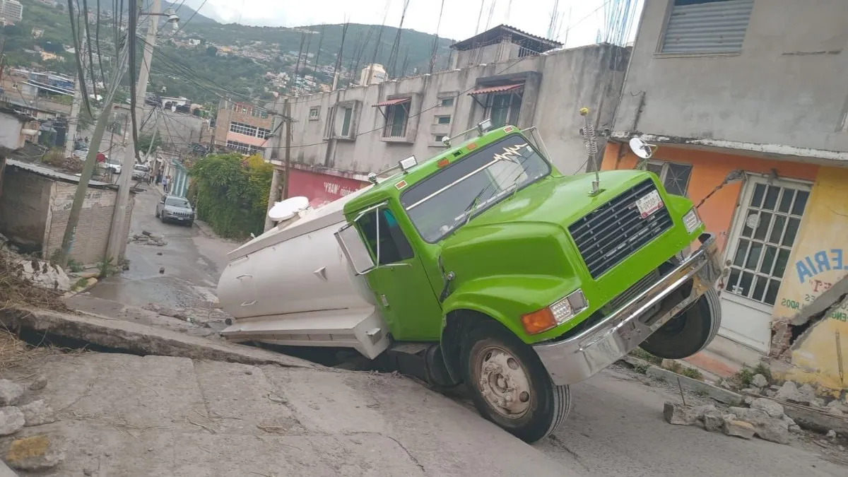 Pipa cae en socavón en colonia San Rafael Norte de Chilpancingo