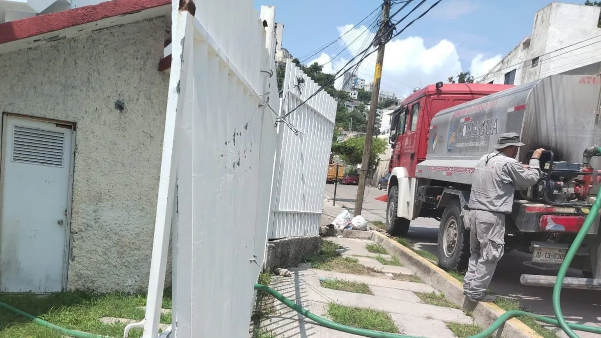 Continúa distribución de agua en pipas en Acapulco tras emergencia por huracán John