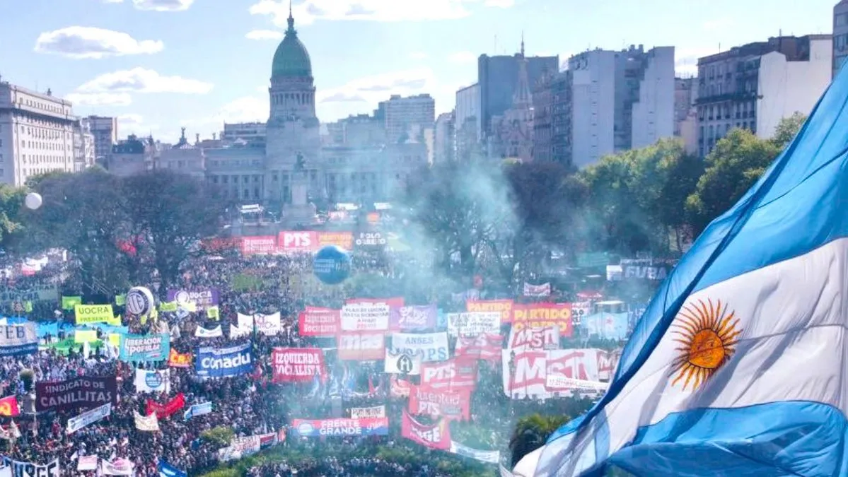 Miles protestan en Argentina contra veto de Milei al presupuesto educativo