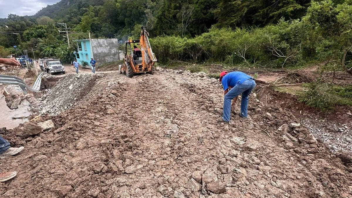 Rehabilitan puente en Amojileca para restablecer conexión en la sierra de Chilpancingo