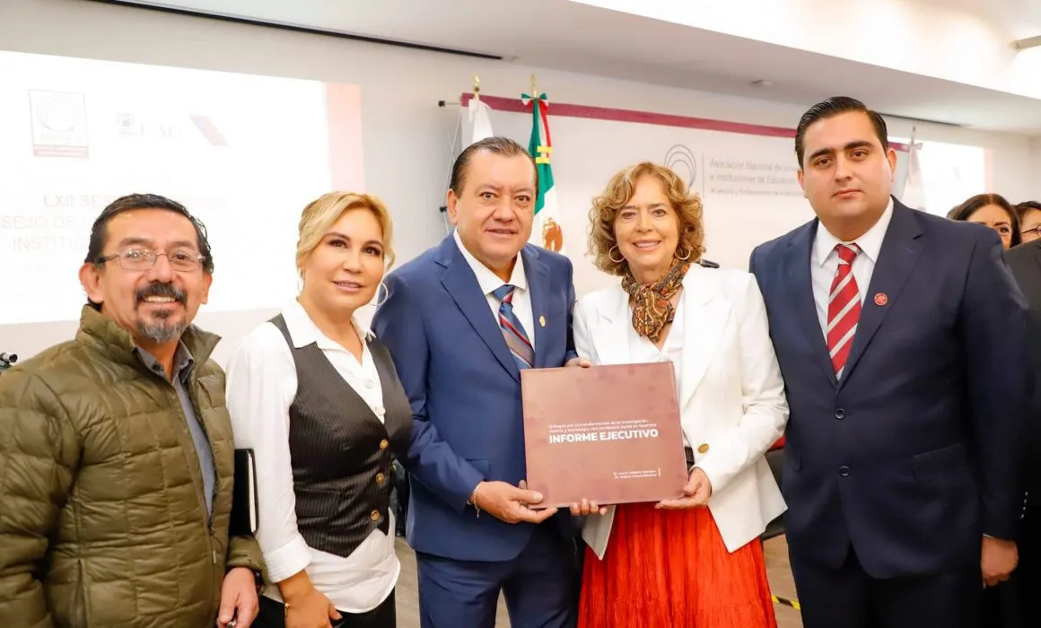 Javier Saldaña entrega informe de labores en la UAGro a Consejo de Educación