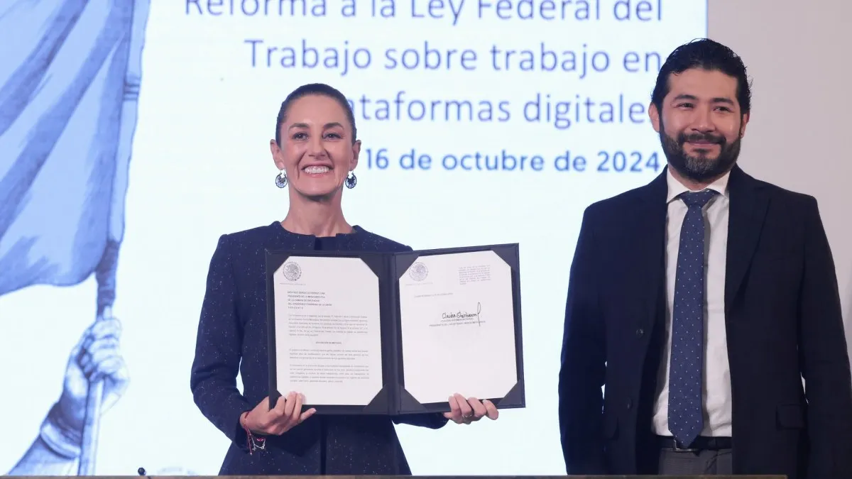 Repartidores de plataformas digitales tendrán seguridad laboral, Sheinbaum firma iniciativa