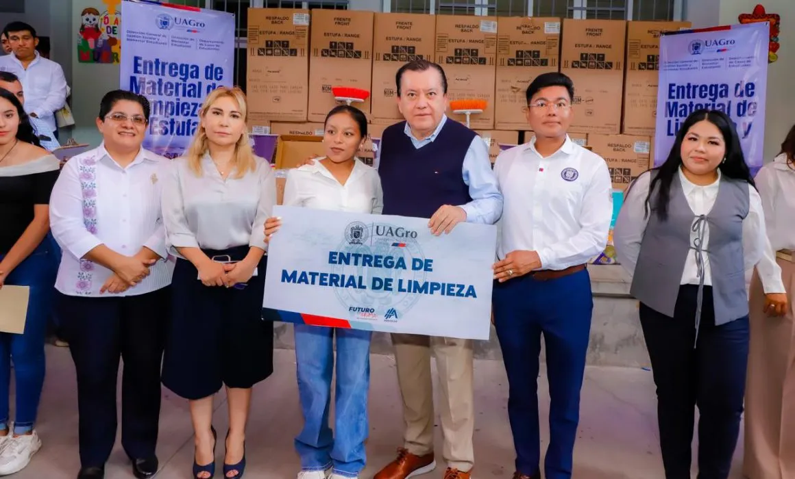 Saldaña entrega equipamiento donado por Evelyn Salgado a planteles de la UAGro