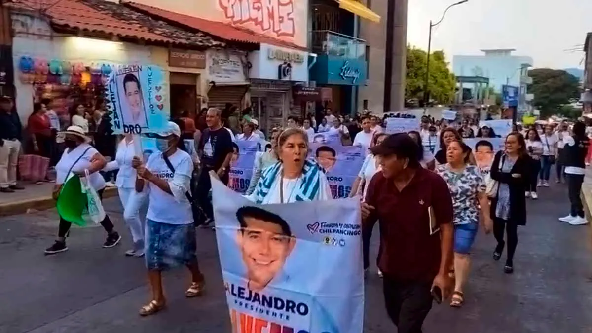 Marchan en Chilpancingo exigiendo justicia por el asesinato de Alejandro Arcos Catalán