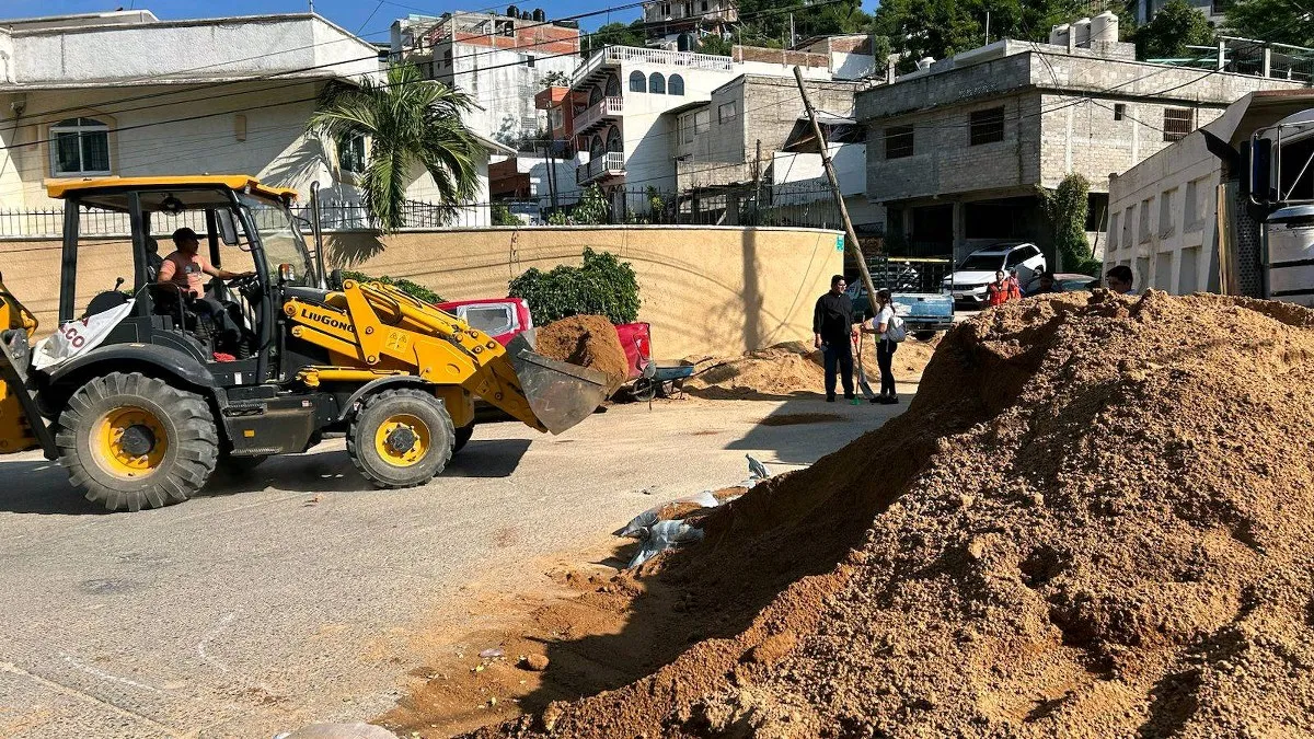 Ayuntamiento de Acapulco retira 50 toneladas de tierra en colonia Chinameca