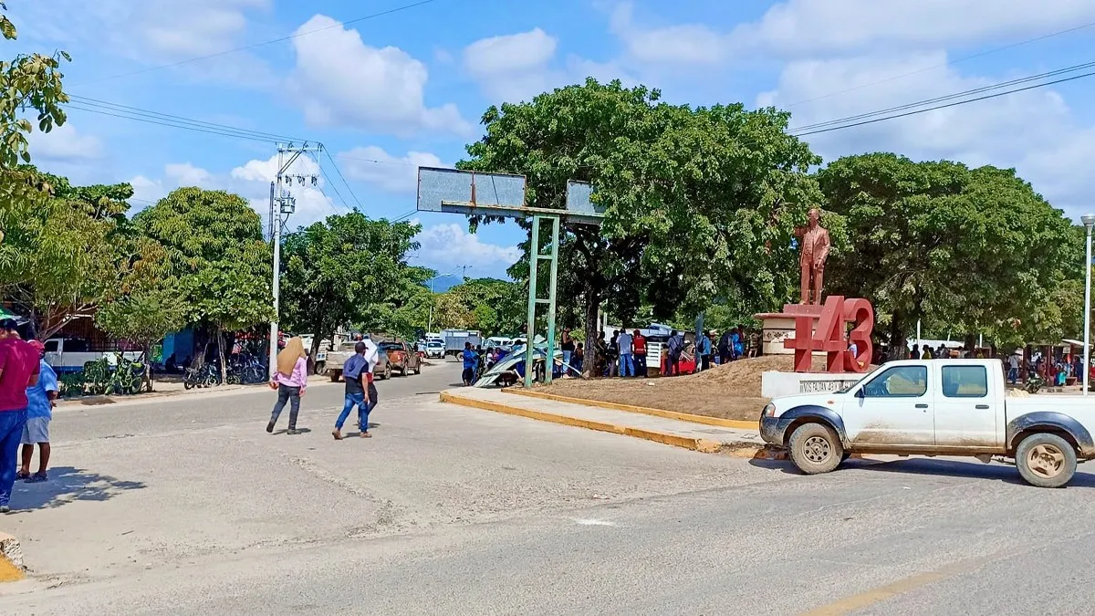 Cumple 24 horas el bloqueo de la Acapulco-Zihuatanejo en Atoyac