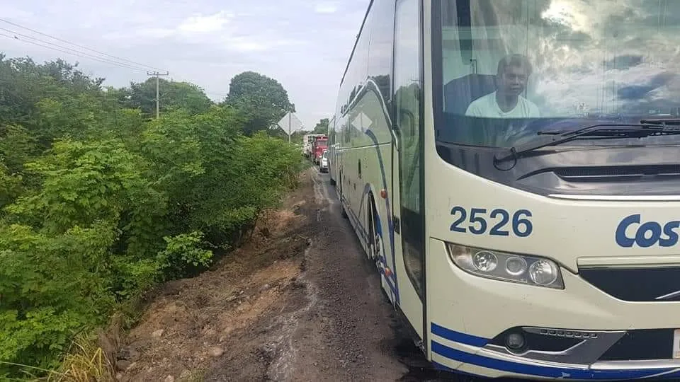 Pobladores de la sierra bloquean carretera Acapulco-Zihuatanejo por falta de atención tras John