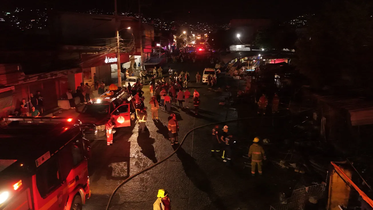 Incendio en mercado central consumió 31 locales semifijos; fuego se controló en 17 minutos, precisa Ayuntamiento