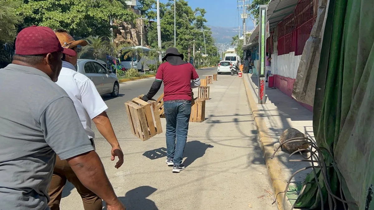 Retiran apartaespacios en la franja turística de Acapulco