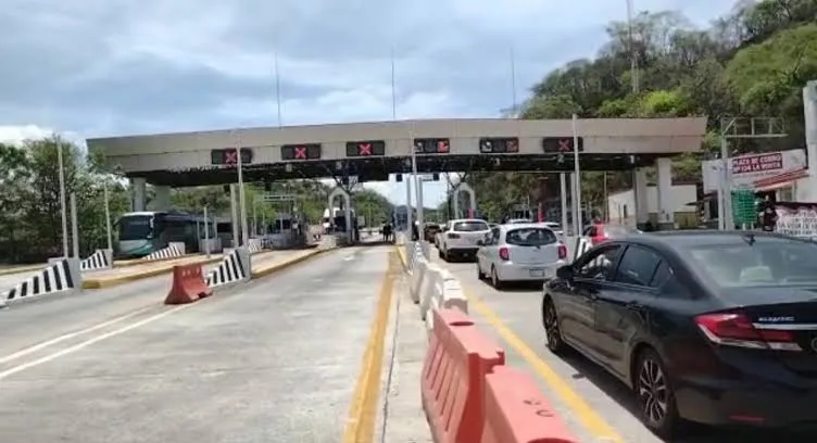 Acapulco recibe hasta 500 autos por hora en caseta de La Venta: Capufe