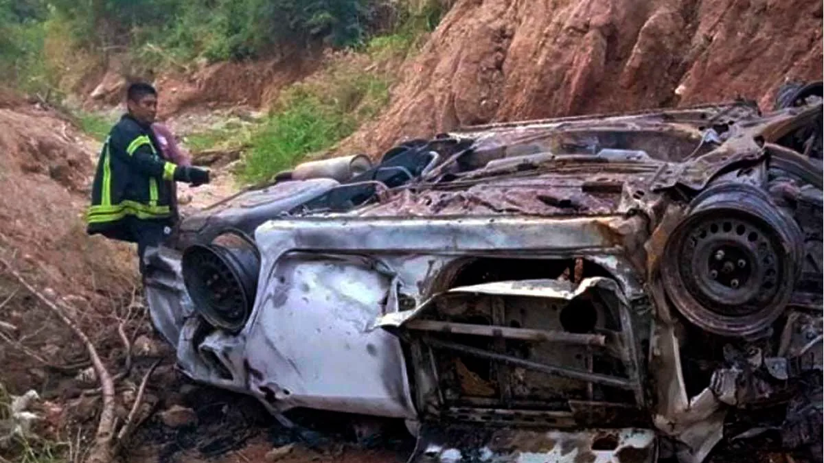 Hombre fallece calcinado tras caer en barranco con su vehículo en Coyuca de Benítez