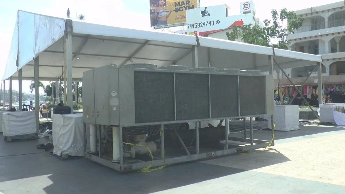 Aprueban ciudadanos pista de hielo instalada en el Zócalo de Acapulco