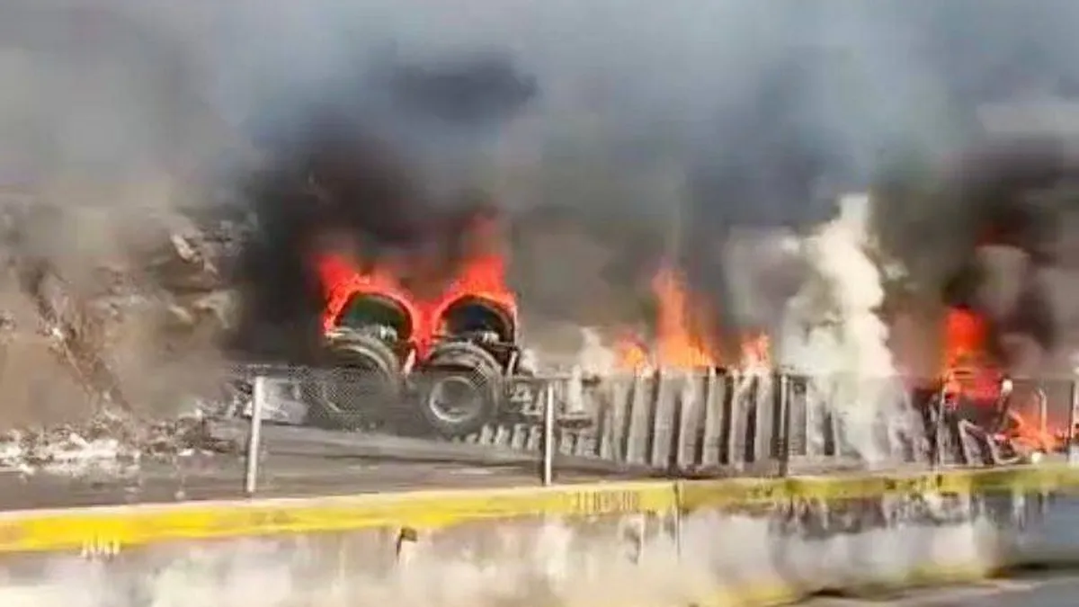 Un muerto y tres heridos deja accidente en la Autopista del Sol: tráiler volcó y se incendió