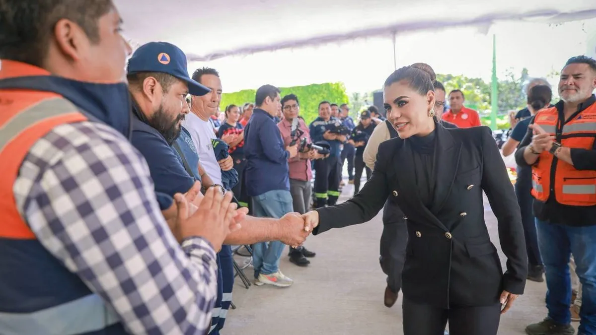 Entregan uniformes a brigadistas y bomberos para fortalecer Protección Civil en Guerrero