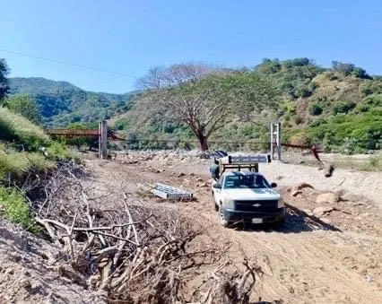 Puente peatonal en El Ciruelar de Chilpancingo; inician trabajos tras daños por John