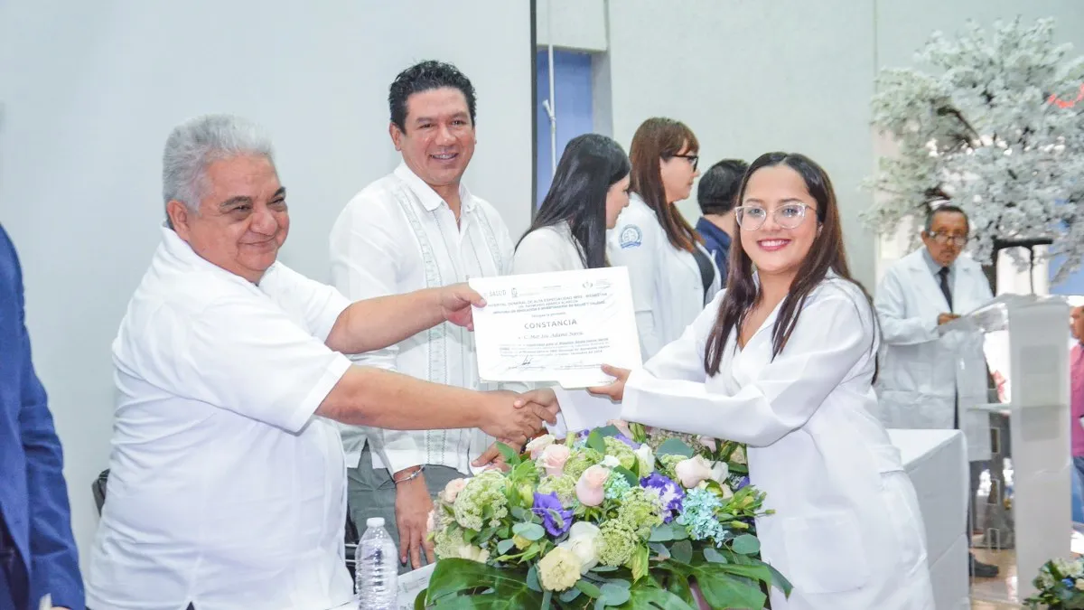 Gustavo Alarcón encabeza graduación de médicos internos en Chilpancingo