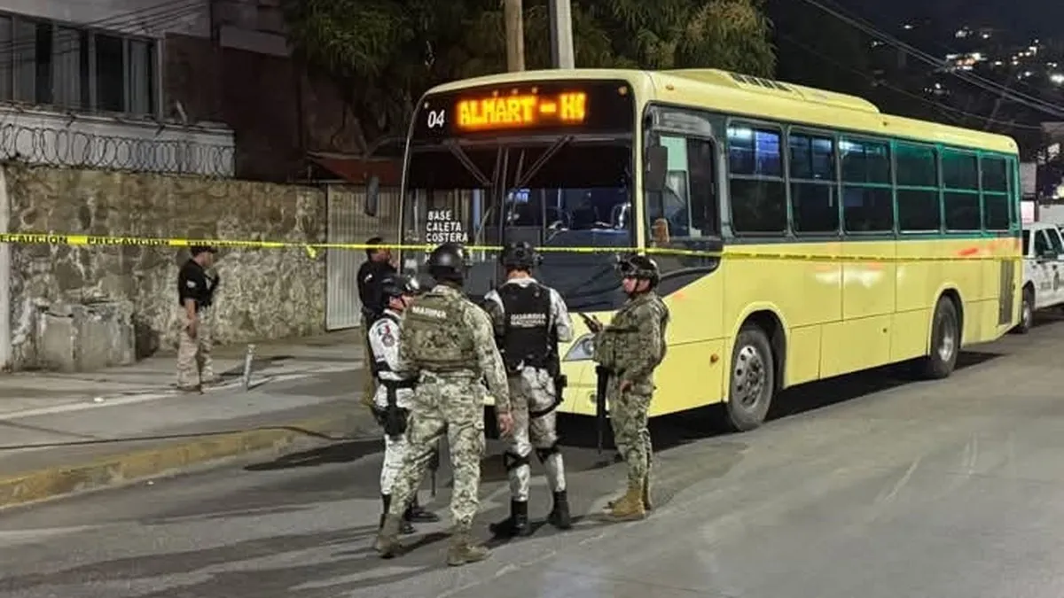 Hieren a balazos a un mujer que viajaba en un autobús sobre la Costera de Acapulco