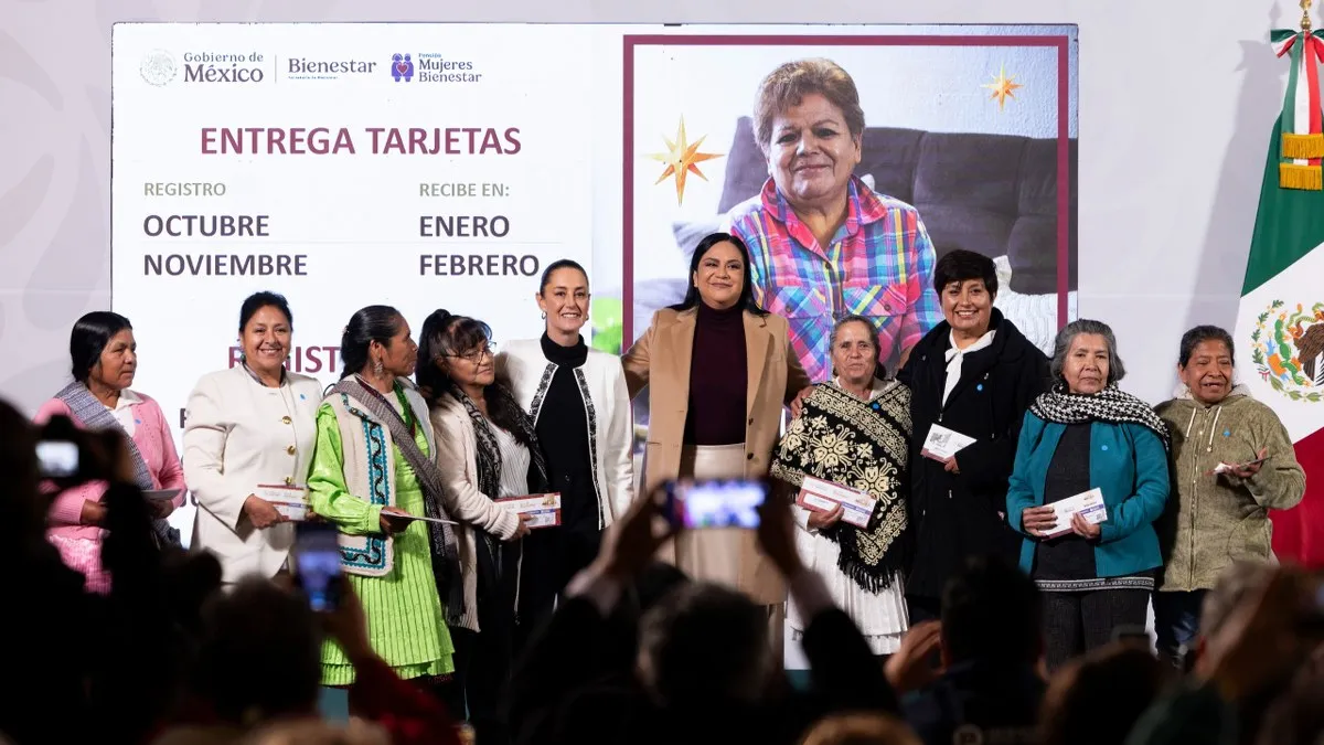 Mujeres Bienestar llega a casi un millón de beneficiarias; Sheinbaum entrega las primera tarjetas