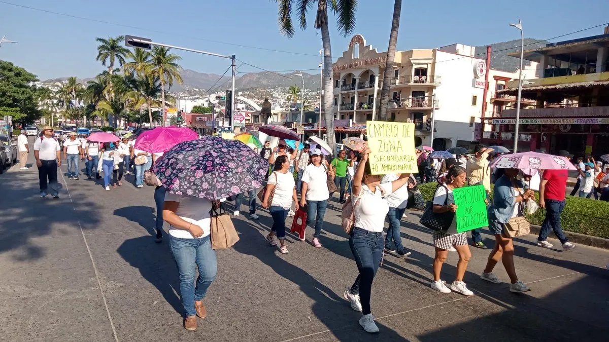 Maestros marchan en la Costera de Acapulco para exigir pagos y la incorporación al Fone