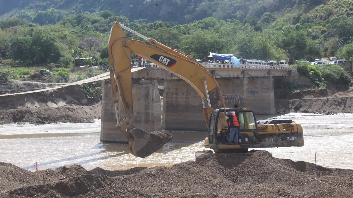 Inician trabajos para construir puente vehicular provisional en el Río Omitlán