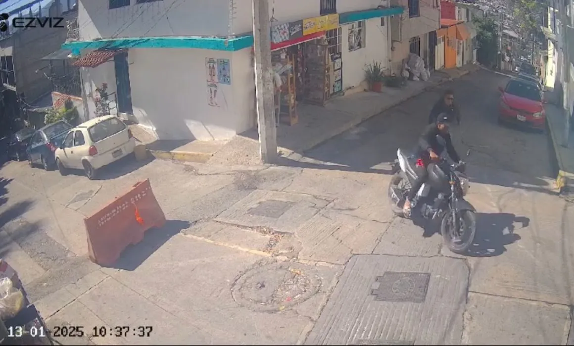 Video capta momento en que sujetos roban motocicleta en Chilpancingo