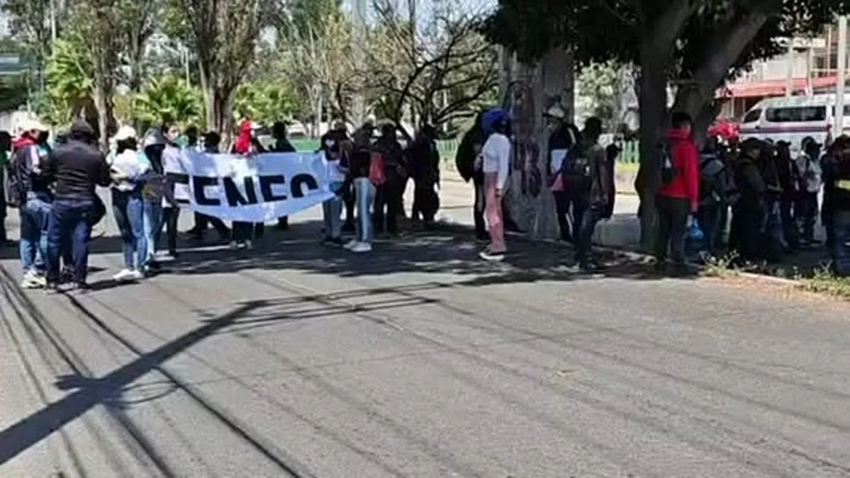 Docentes y padres de Acatepec levantan bloqueo en Autopista del Sol tras diálogo con la SEG