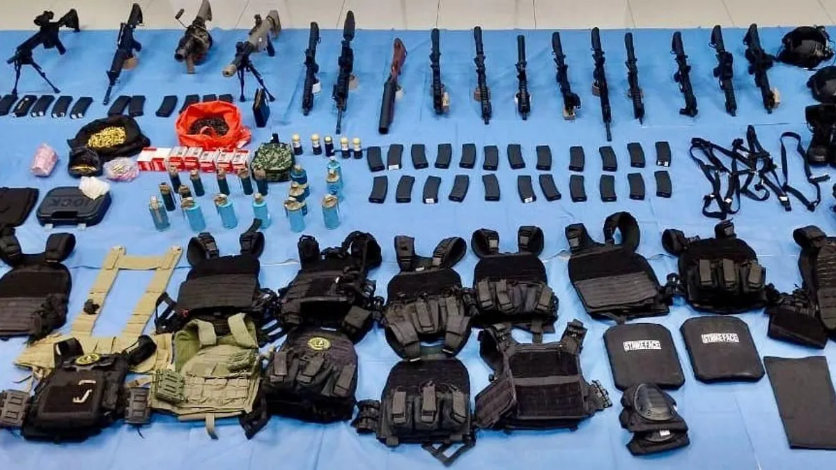 Descubren pavoroso arsenal en Puebla, lanzagranadas, cartuchos y una barret calibre 50, entre lo incautado