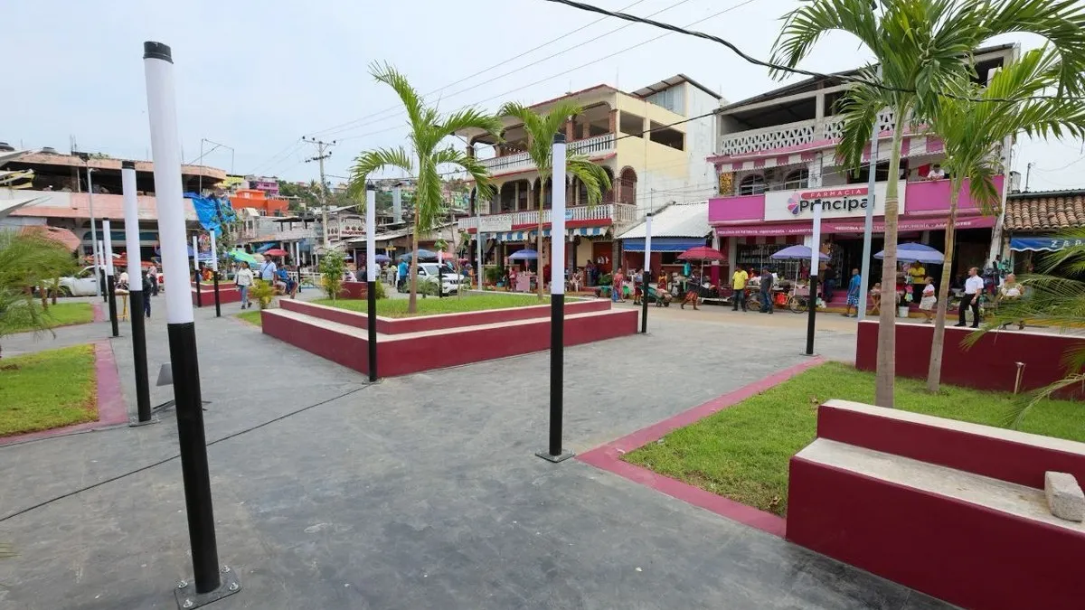 Inaugura Evelyn Salgado nueva plaza cívica en Coyuca de Benítez