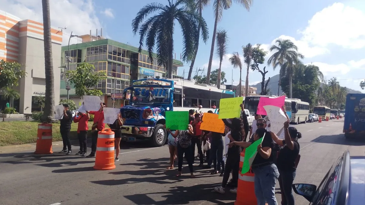 Trabajadores del bar La Norteña bloquean la Costera en Acapulco para exigir reapertura