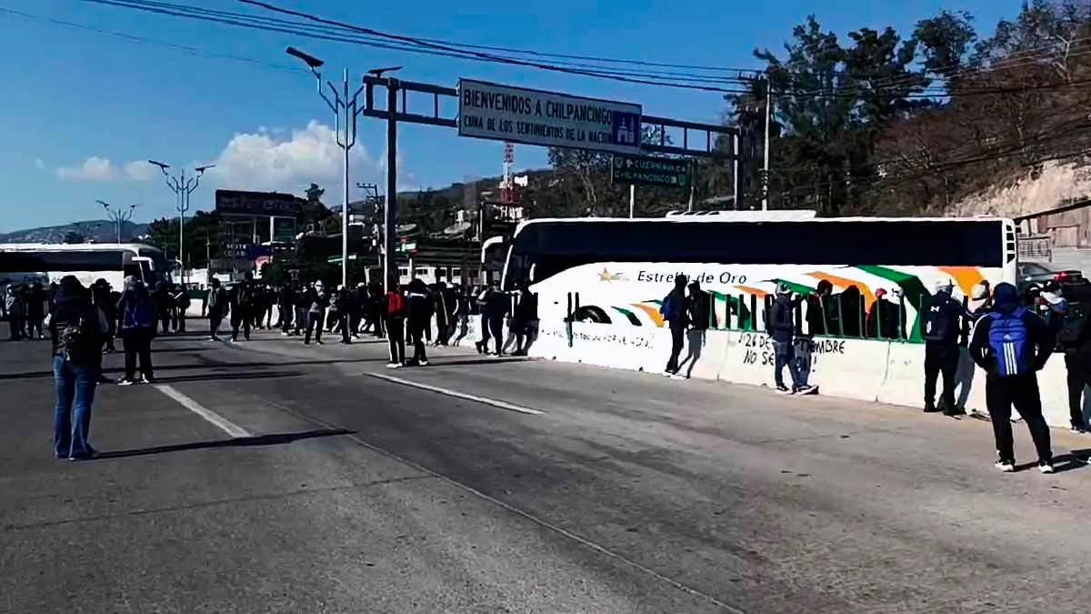 Estudiantes de Ayotzinapa bloquean la Autopista del Sol en Chilpancingo