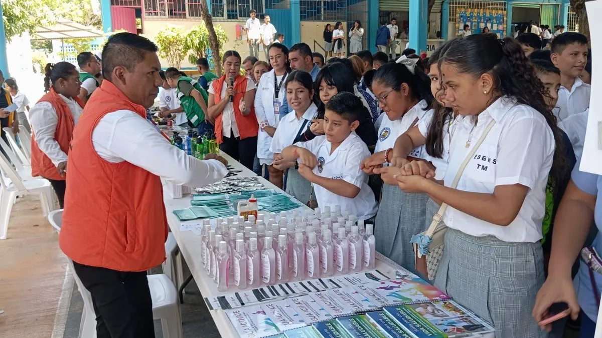 Realizan feria de salud para estudiantes en escuela secundaria de Tecpan, Guerrero