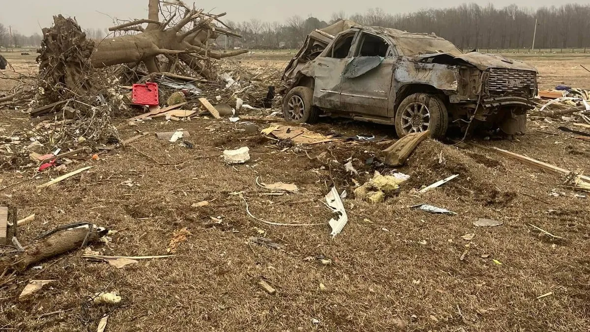 Tormenta en EU deja al menos 17 muertos, incendios y tornados devastadores