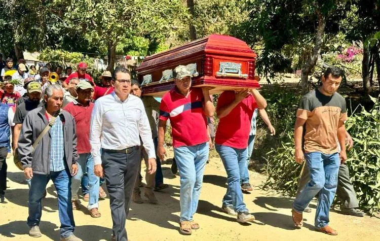 Sepultan a Alfredo González Díaz, candidato asesinado en Atoyac; exigen justicia