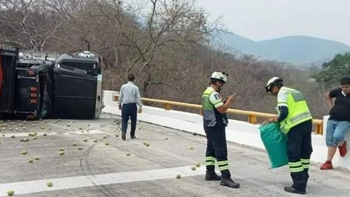 Vuelca camión cargado de mangos en la autopista Iguala-Cuernavaca